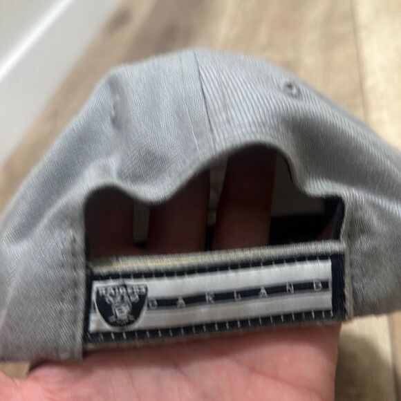 Twins Enterprise Mens Gray Black‎ Los Angeles Raiders NFL Strapback Baseball Hat - Picture 5 of 8